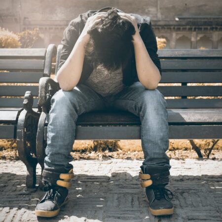 Uczeń z zaburzeniami emocjonalnymi – strategia pracy z dziećmi i młodzieżą dokonującą samookaleczeń, z tendencjami samobójczymi